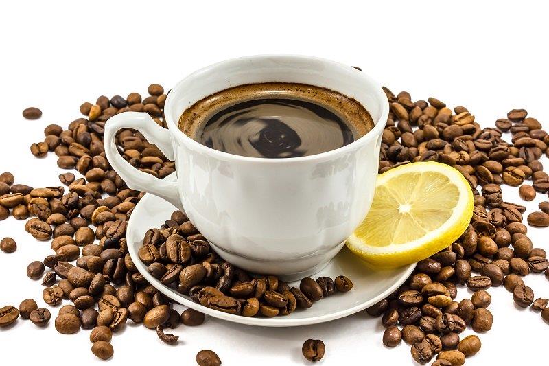 هذا ما يحدث لجسمك عند شرب كوب من القهوة بالليمون يوميا؟