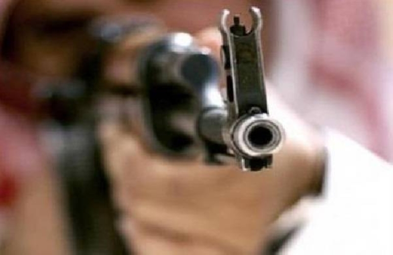 شاهد .. شابة جريئة تنزع سلاح رجل أمن وتطلق النار والنتجة كارثية؟