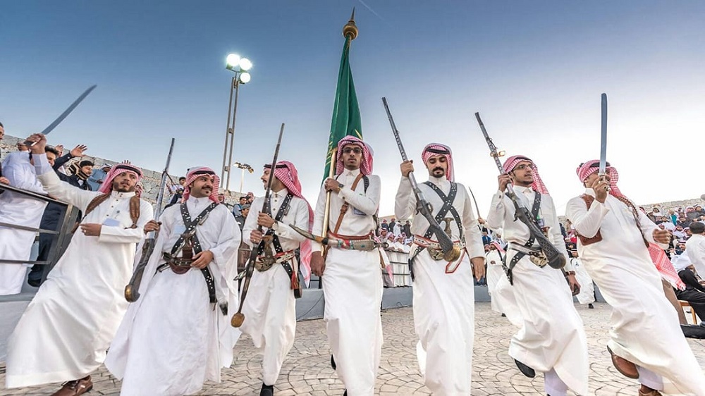 شاهد.. سعودي تصيبة حالة هيستيرية اثناء الرقص تثير جدلا  وسعا في في حفل زواج! وتعليقات ساخرة