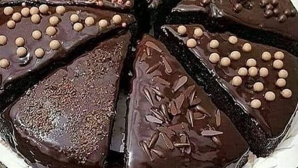 بدون بيض.. طريقة تحضير كيك الشكولاته الفاخرة في المنزل