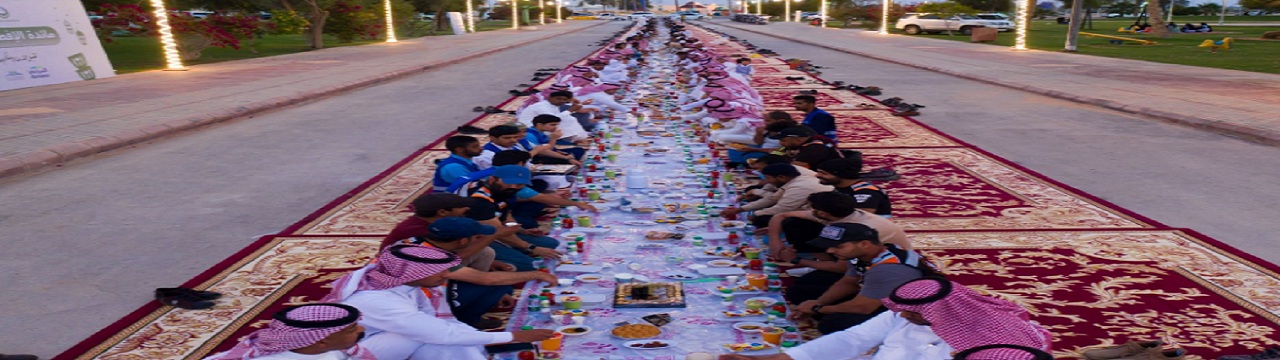 600 متر و 12500 وجبة.. شاهد بلدية محافظة الدلم تنظم أطول مائدة إفطار رمضاني