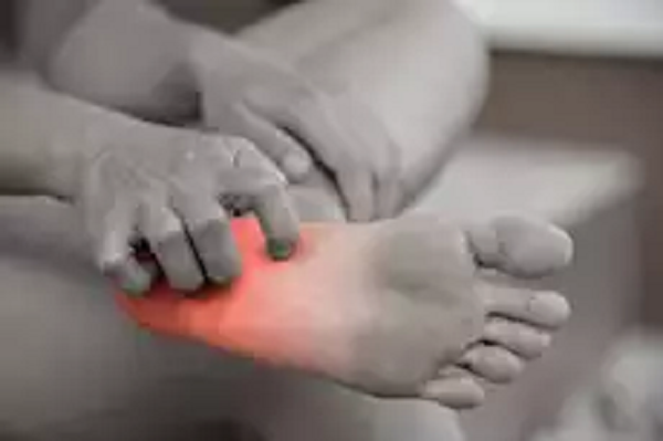 احذر.. 3 علامات تحذيرية لارتفاع الكوليسترول تظهر على القدمين