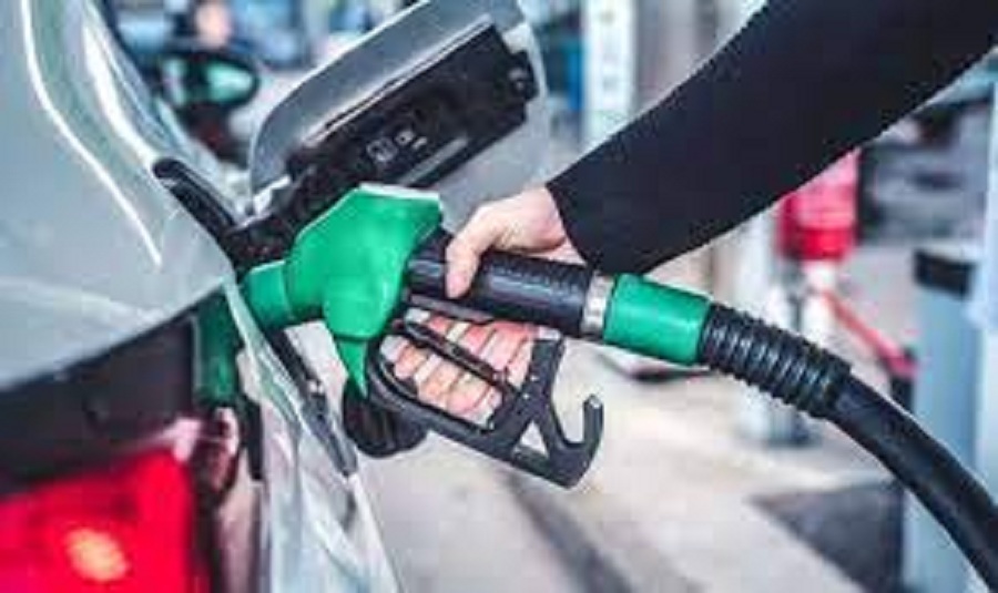 مواطن سعودي يكشف عن تصرف يقوم به عمال محطات الوقود يتسبب في زيادة استهلاك البنزين
