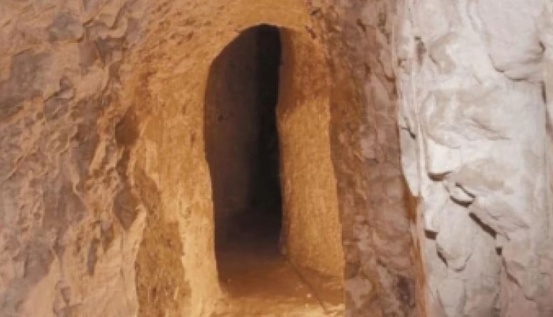 العالم بأسره في دهشة بعد اكتشاف نفق يربط مدينة عربية بدولة أخرى بعمر يزيد عن 1000 عامظ؟!