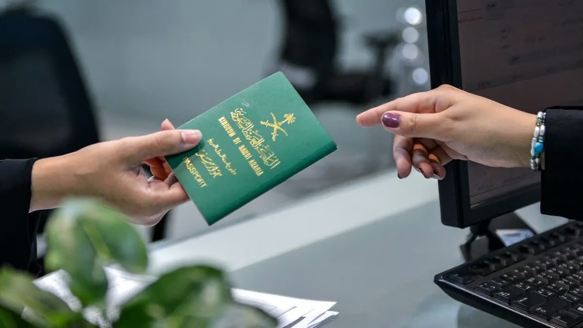 إدارة الجوازات السعودية تبدئ بالسماح للوافد والمقيم بالعمل داخل هذة المهن بدون كفالة نهائياً