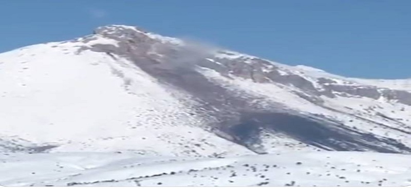 شاهد..  تصاعد دخان من جبل في مكان وقوع الزلزال بولاية كهرمان مرعش.. وخبير يكشف سبب حدوث هذه الظاهرة (فيديو)