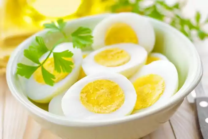 احذر.. الإفراط في تناول البيض يصيبك بـ 5 مشكلات صحية (تعرف عليها)