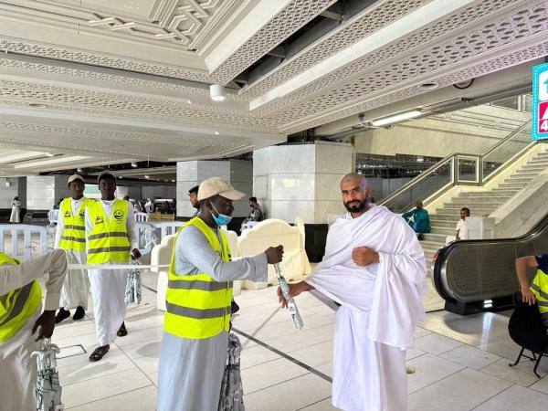 السعودية.. رئاسة الحرمين توفر المظلات الشمسية لحماية المعتمرين من أشعة الشمس