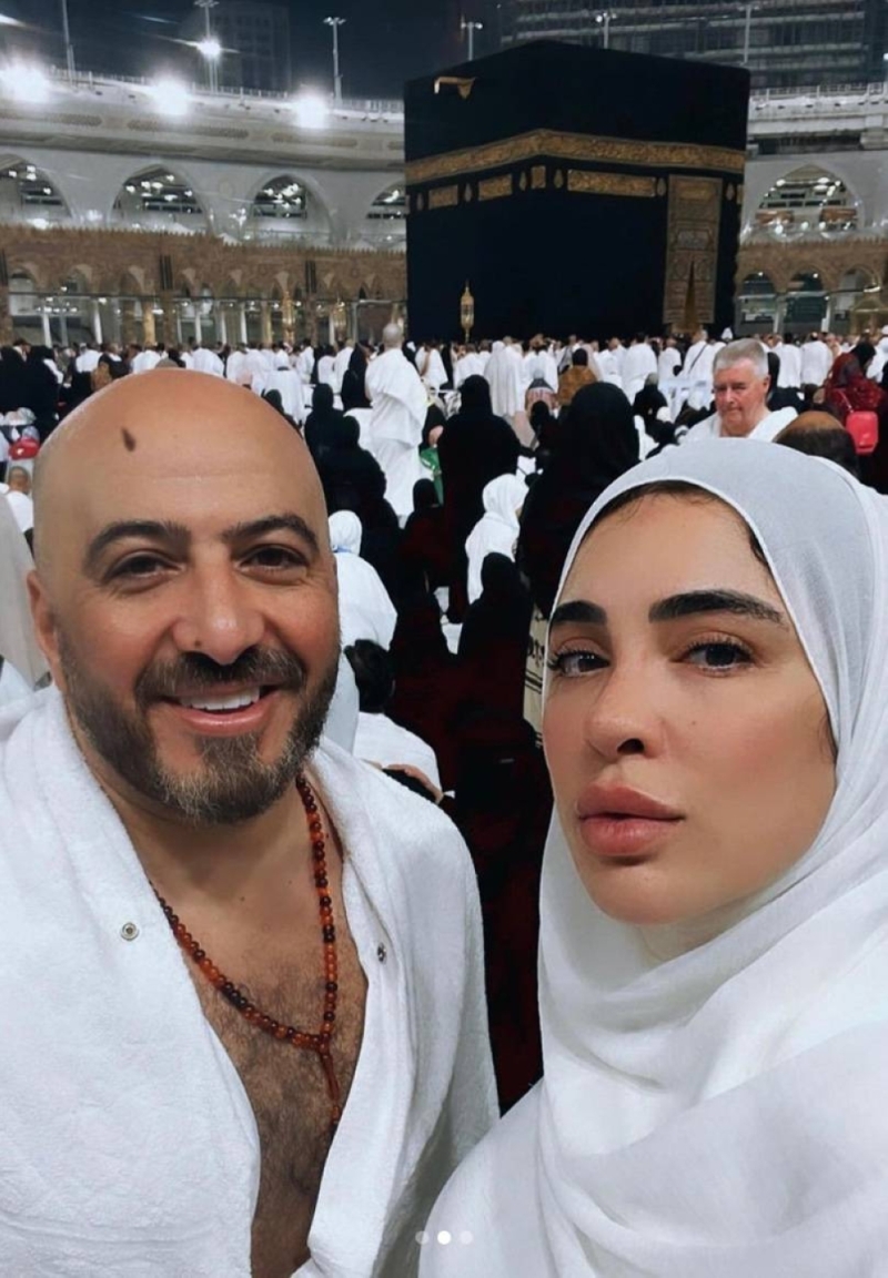مصممة أزياء مصرية تثير ضجة كبيرة بعمل مخجل وغير لائق أمام الكعبة المشرفة؟