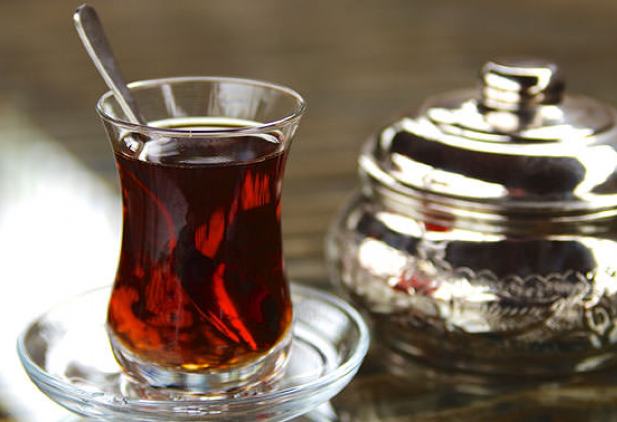 هل تناول الشاي والقهوة أثناء الطعام يمنع امتصاص الحديد؟.. طبيب سعودي يحسم الجدل!!