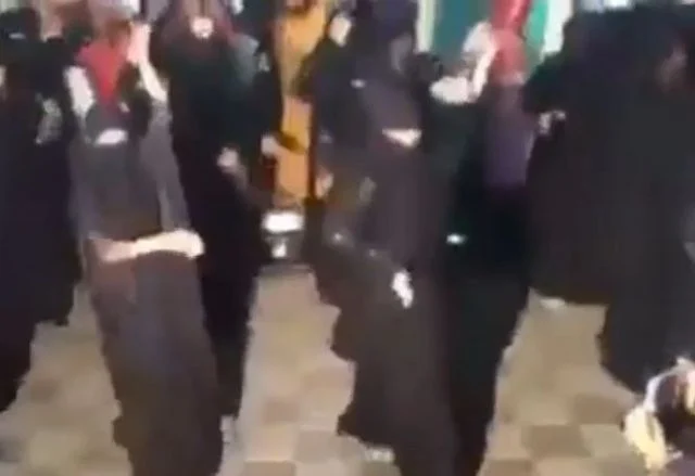 تسريب مقطع فيديو لفتيات منقبات بوصلة رقص في الصحراء بطريقة مثيرة للغاية (فيديو)