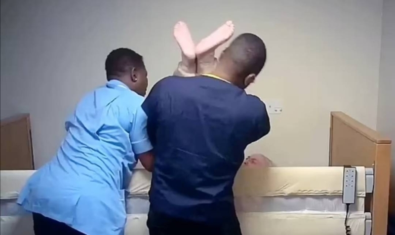 كاميرا مراقبة تفضح موظف خسيس قام بفعل صادم وغير لائق مع سيدة بريطانية؟؟