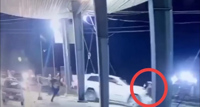 سائق يقتحم نقطة تفتيش ويدهس شرطي في كركوك بالعراق (فيديو)