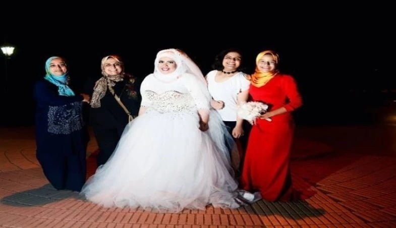 عريس مصري في ليلة الدخلة يدخل بعروسته الحسناء بحضور أصدقائه في غرفة النوم (صور)