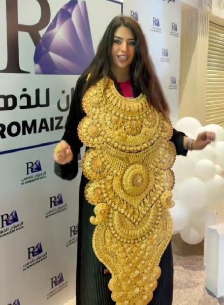 مشهورة سعودية تستعرض أغلى طقم ذهب وتثير ضجة بسبب ثمنه الخيالي .. لن تصدق كم سعره؟