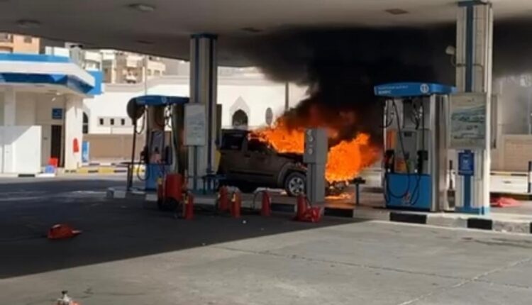 شاهد.. عامل مرور في السعودية ينقذ الارواح داخل محطة وقود! هذا هو البطل الحقيقي