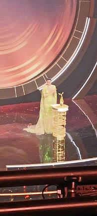 بعد أنباء عودتها لـ أحمد أبو هشيمة.. الفنانة ياسمين صبري تقدم جائزة أفضل ممثل في joy awards (صورة)