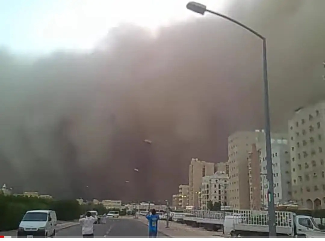 عاجل الان.. عاصفة مرعبة تضرب دول عربية وتحجب الشمس وتحول النهار إلى ليلٍ (فيديو)