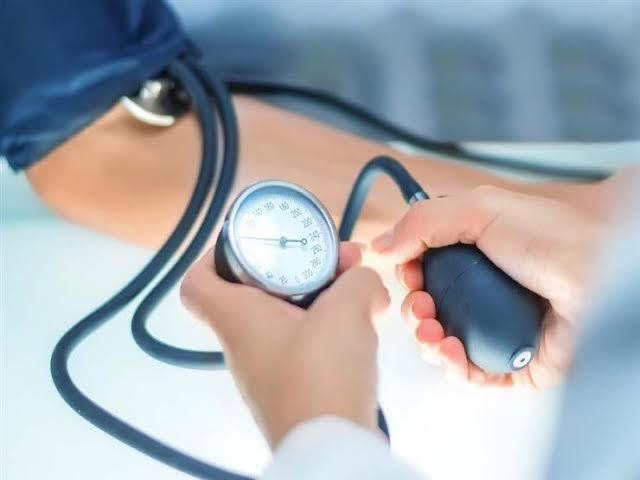 احذرها.. علامات تظهر على اليدين تخبرك بارتفاع ضغط الدم (تعرف عليها)
