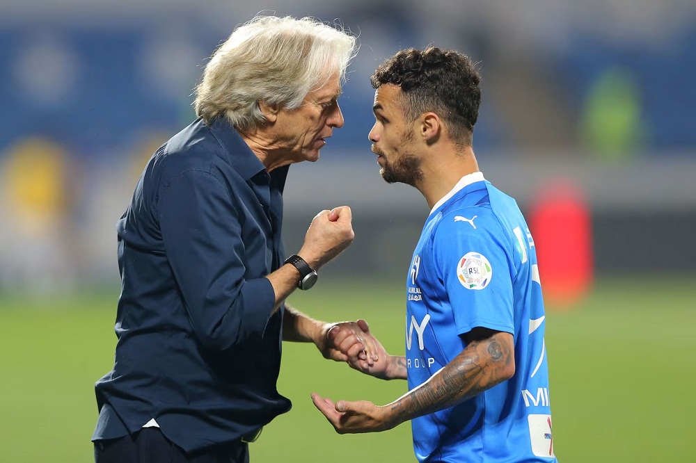 لاعب الهلال السعودي ينفجر غضباً بعد استبداله.. وهذا ما قاله؟!