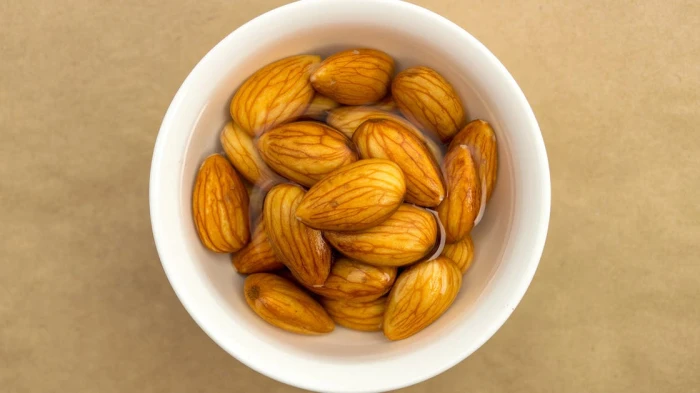 هذا ما يحدث لجسمك عند تناول 5 حبات لوز منقوعة كل صباح؟