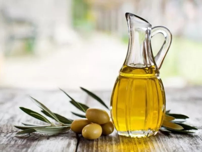 خطير جداً.. الأطباء يحذرون هذه الفئات من تناول زيت الزيتون يؤدي إلي التسمم ويسبب الوفاة؟!