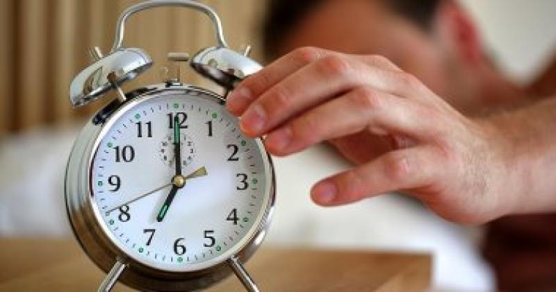 ماذا يحدث لجسمك عندما يرن جرس المنبه وانت في نوم عميق؟ سيذهلك الجواب
