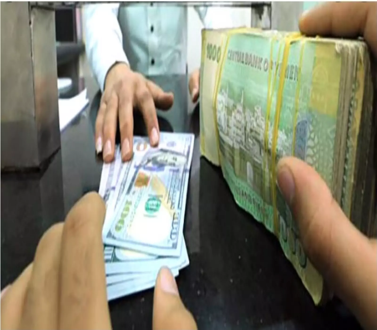 تحسن ملحوظ في قيمة العملة اليمنية أمام الدولار والريال السعودي (آخر اسعار الصرف اليوم)