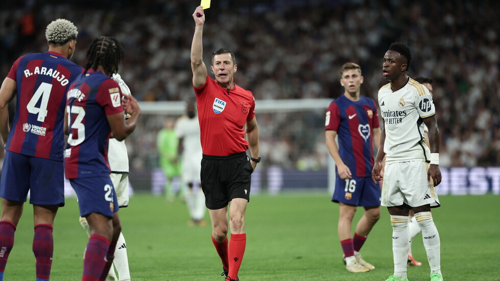 تسريب يفضح حكم كلاسيكو ريال مدريد وبرشلونة ويشعل أزمة الهدف الملغي؟