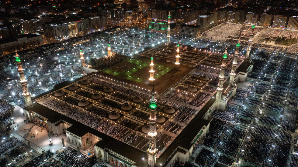 قسيس يعتنق الإسلام وعندما زار المسجد النبوي بكى بحرقة (فيديو مؤثر يهز الوجدان)