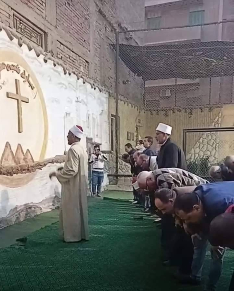 هل يجوز للمسلمين إقامة الصلاة داخل كنيسة .. رد مذهل؟