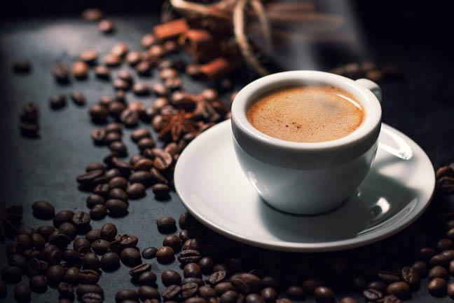 أضرار لا تتوقعها.. احذر تناول هذا المشروب على معدة فارغة