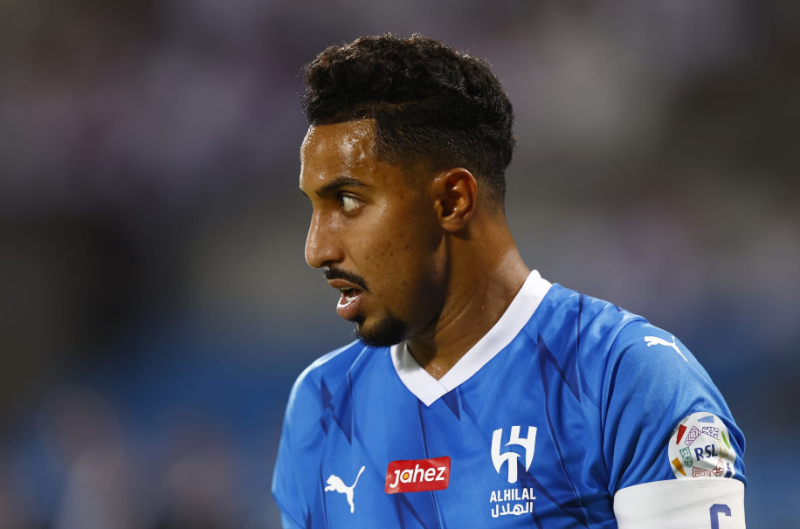 لاعب الهلال سالم الدوسري متهم بالخيانة الوطنية وأمير سعودي بارز يطلب بإنزال أقصى عقوبة عليه 