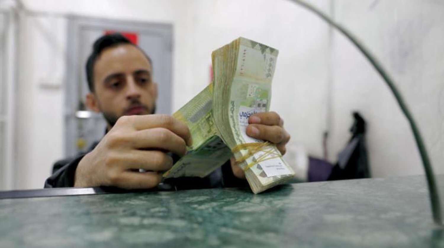 العملة الجديدة تقلب الأمور رأسا على عقب وأسعار الصرف جنونية في صنعاء وعدن؟